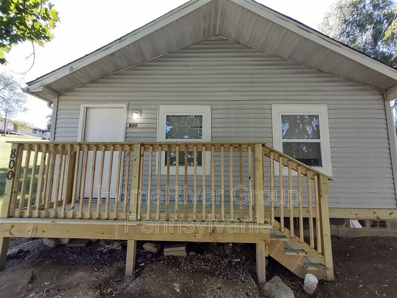 Primary Photo - 800 Maple Ave