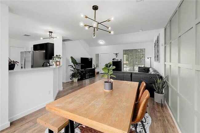 Foto del edificio - 15010 Parrish Ln