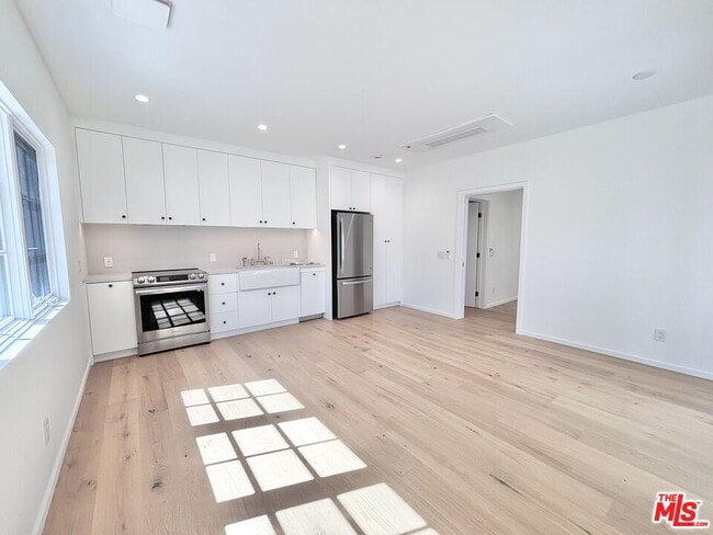 Building Photo - 1979 N Kenmore Ave