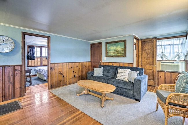 Building Photo - 1632 Center St