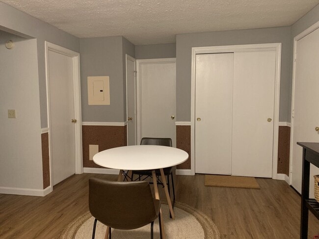 Building Photo - HR - 535 Calef 26