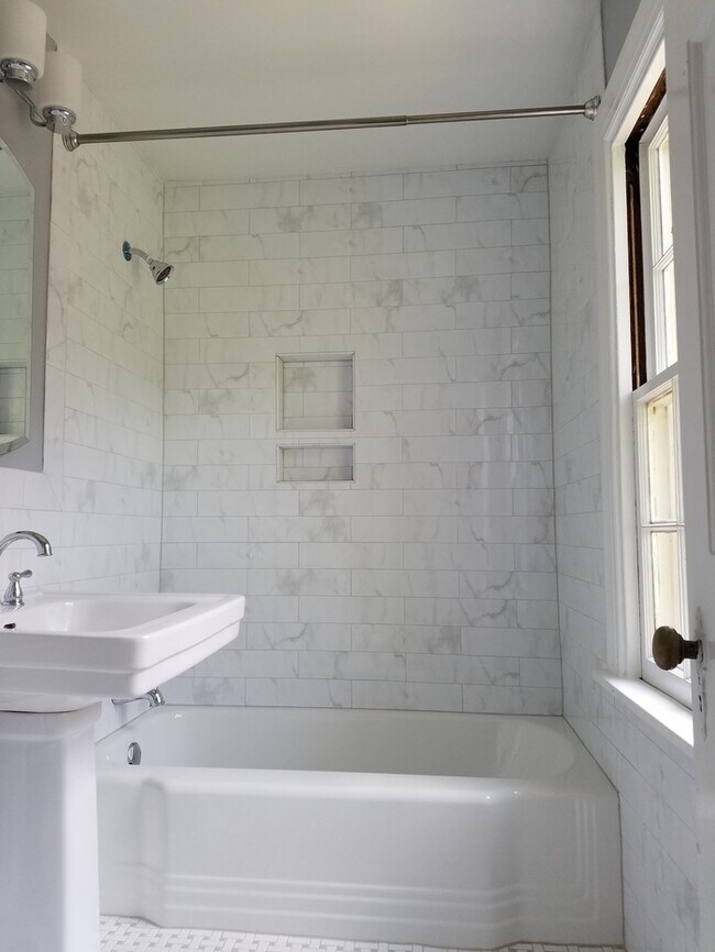 Foto del edificio - Hayes Barton Duplex for rent