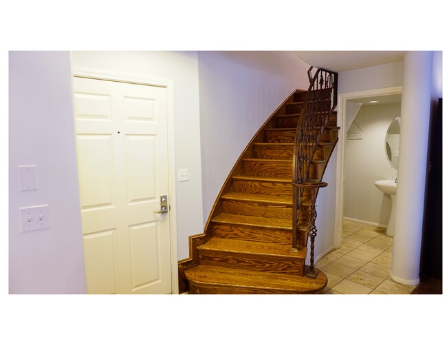 Building Photo - 4360 Ventura Canyon Ave