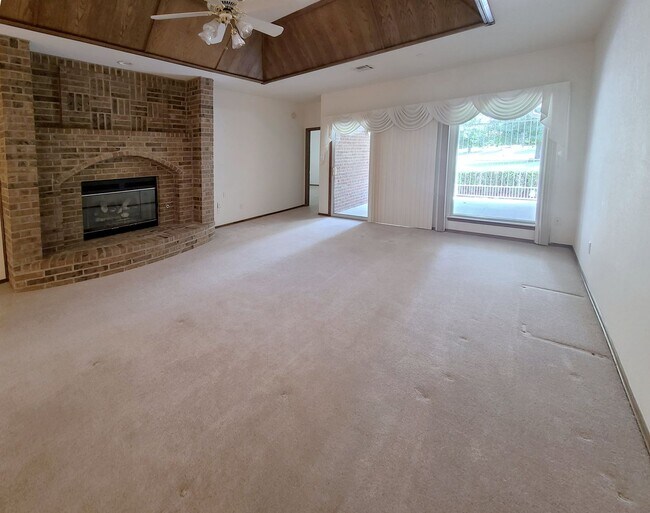 Building Photo - Neighborhood w/ all the Amenities