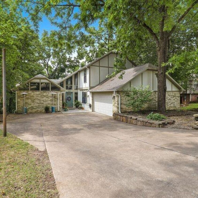 Foto principal - Spacious 5-Bedroom Home with Scenic Backya...