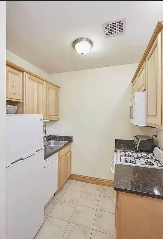 Building Photo - 294 W 94th St