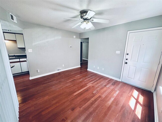 Foto del edificio - 2500 Burleson Rd
