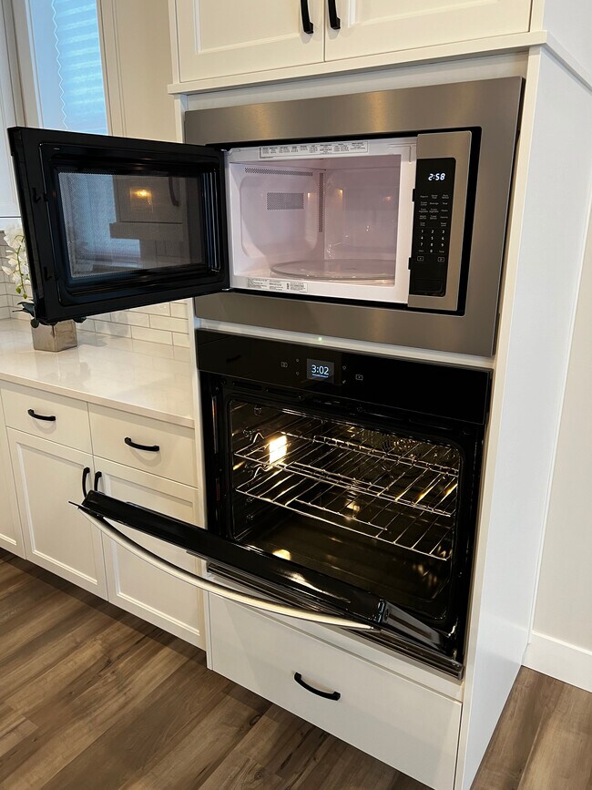 New microwave/oven - 4651 E Musselshell Dr