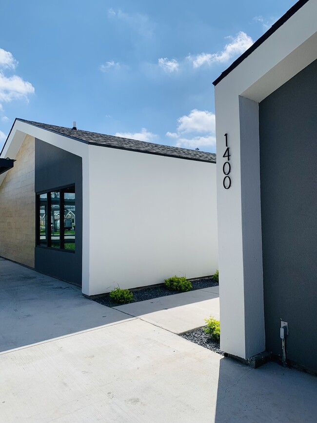 Building Photo - 1400 Hibiscus Ave