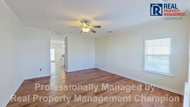 Building Photo - Charming 3 BD/2 BA Home w/Split Bedroom La...