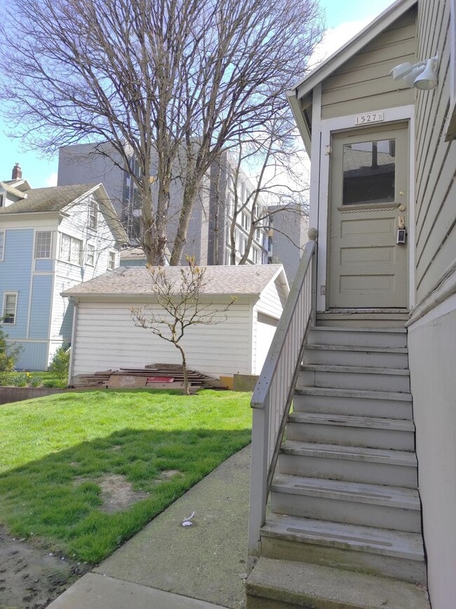 Building Photo - Charming Studio in Prime Goose Hollow Location - Move-In Specail!