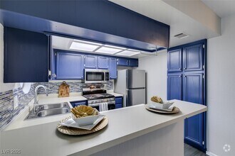 Building Photo - 810 N Sloan Ln