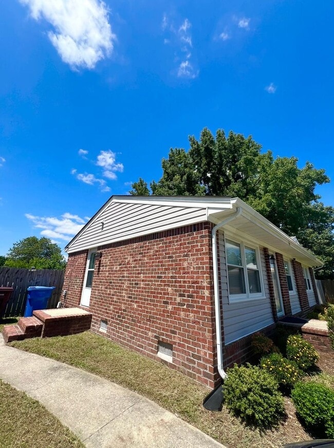 Foto del edificio - Renovated 3 Bedroom House in Chesapeake