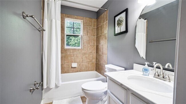 Foto del edificio - 339 Henry Aaron Ave SW