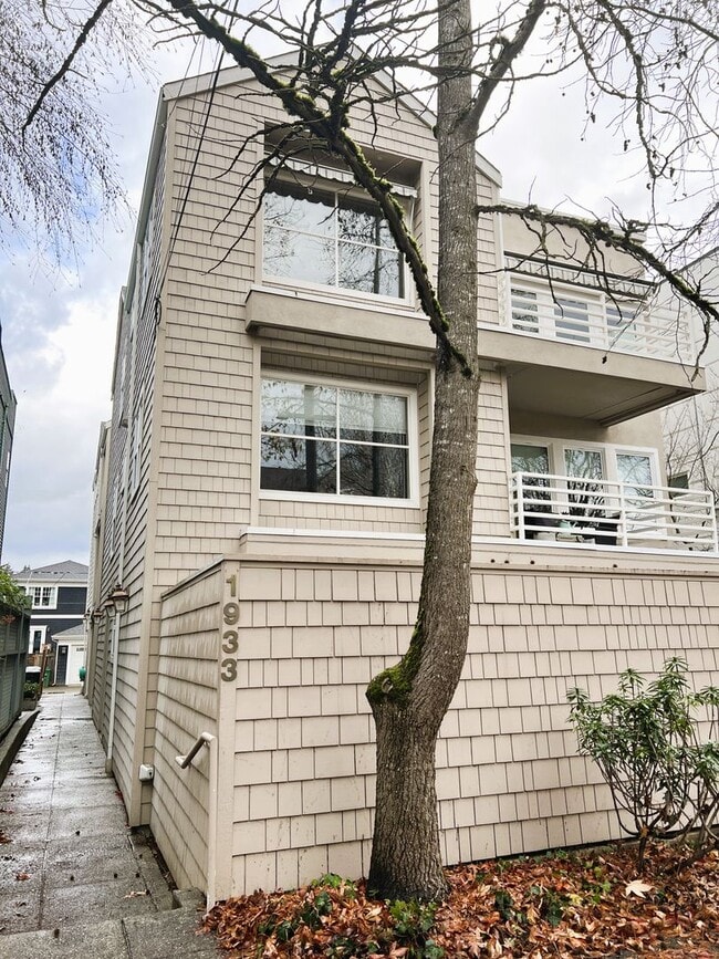 Stunning 2 Bedroom Townhouse Just Steps to... - Stunning 2 Bedroom Townhouse Just Steps to...