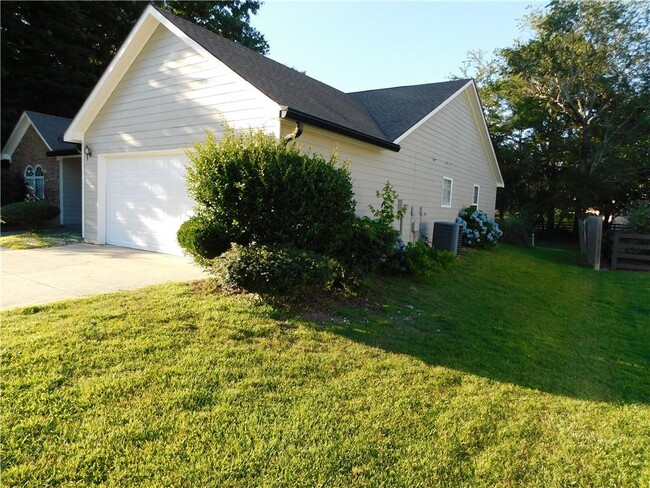 Building Photo - 2795 Wyndham Park Dr NE