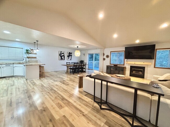 Building Photo - Beautifully Updated 3 bedroom Home with Op...