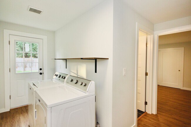 Foto del edificio - Beautifully Updated 1bd/1ba Sumner Duplex!