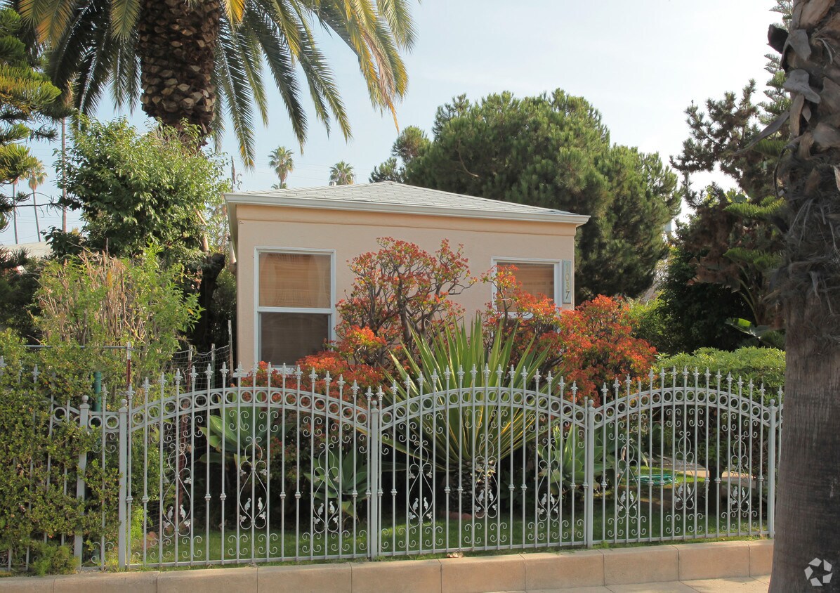 Building Photo - 1037 4th St