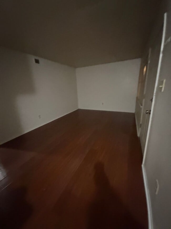Building Photo - very nice 2 bedroom