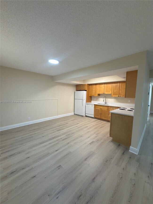 Building Photo - 8303 W Sample Rd
