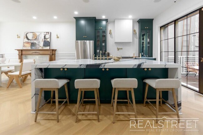 Foto del edificio - Magnificant Single Family Townhouse for Re...