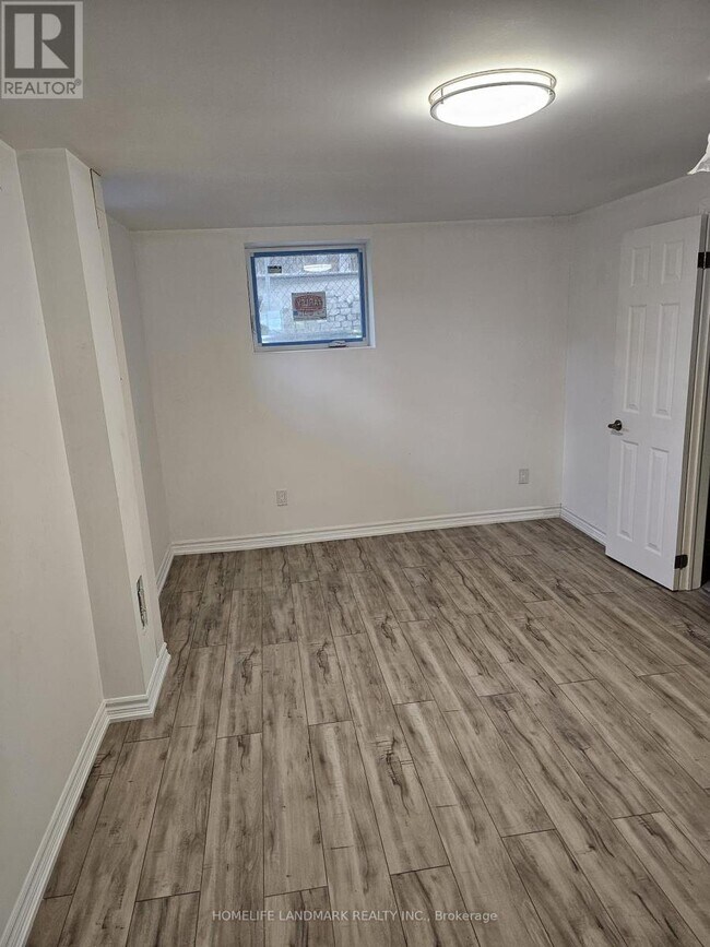 Photo du bâtiment - 165 Ellwood Dr W