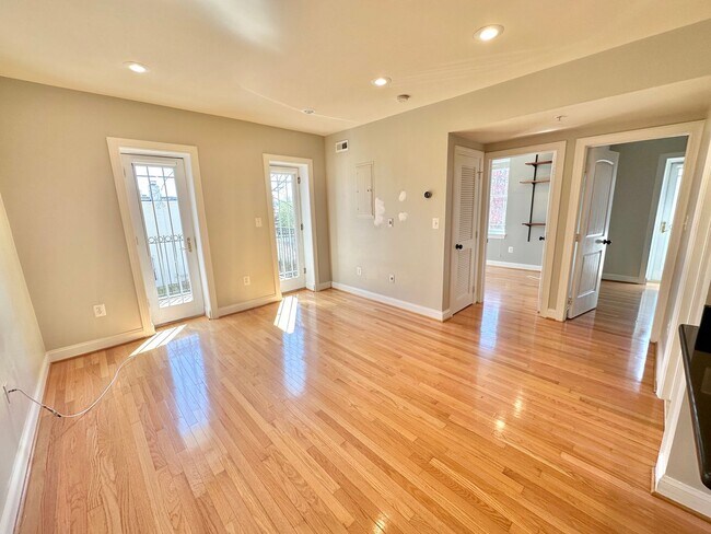 Building Photo - Amazing 2 BR/1.5 BA Condo in H Street Corr...