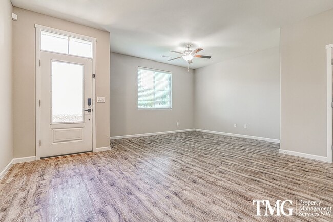 Building Photo - Wonderful 4 Bedroom 2.5 Bath Townhome in O...