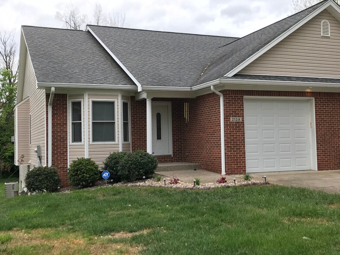 Front - 213 Hunter Ln