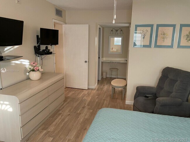 Building Photo - 3061 N Course Dr