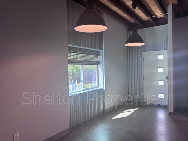 Photo - 2121 W Hayward Ave Apartment