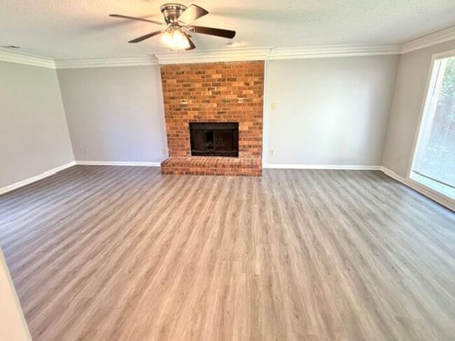 Building Photo - Now Leasing 4 bedroom 2.5 bath home-Southeast Memphis
