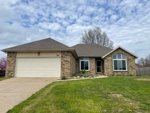 Building Photo - 705 W Robinwood Ln