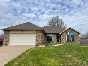 Building Photo - 705 W Robinwood Ln