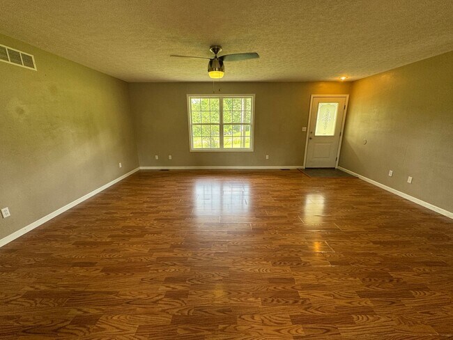 Building Photo - Beautiful 3 Bedroom, 2 Bathroom Home On Mi...