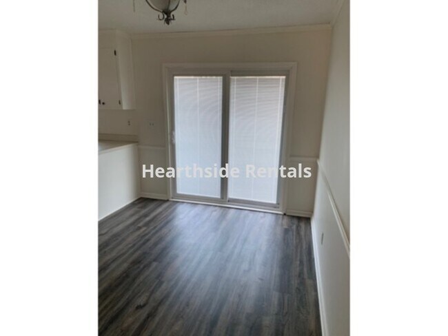 Building Photo - **3 Bedroom 2.5 Bath End Unit Townhome Nea...