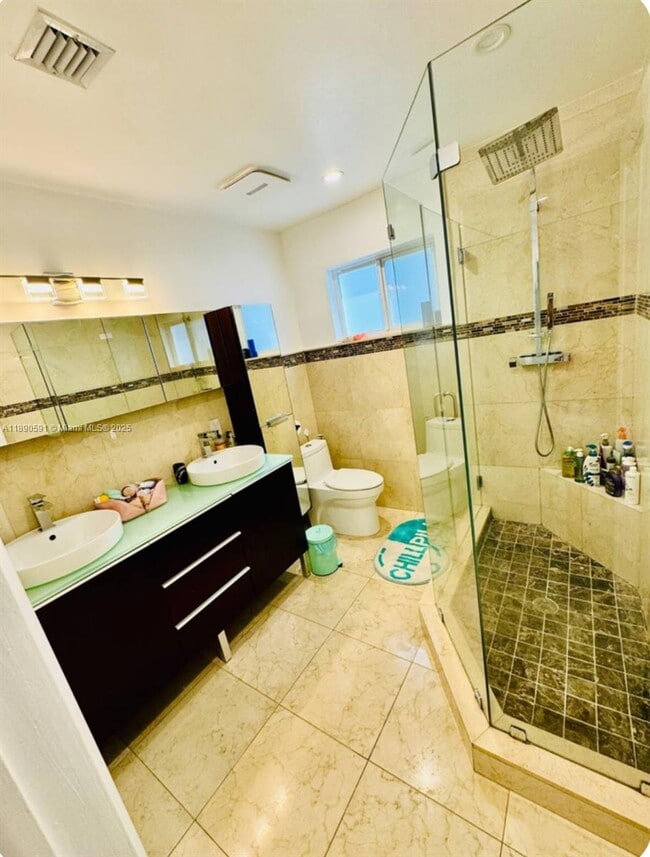 Foto del edificio - 9240 Byron Ave