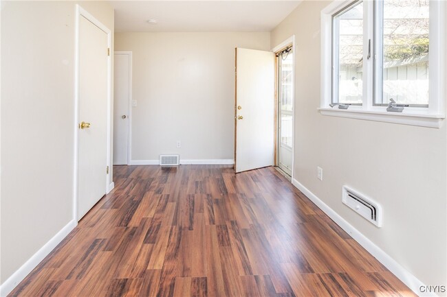 Building Photo - 35 Lakeview Cir