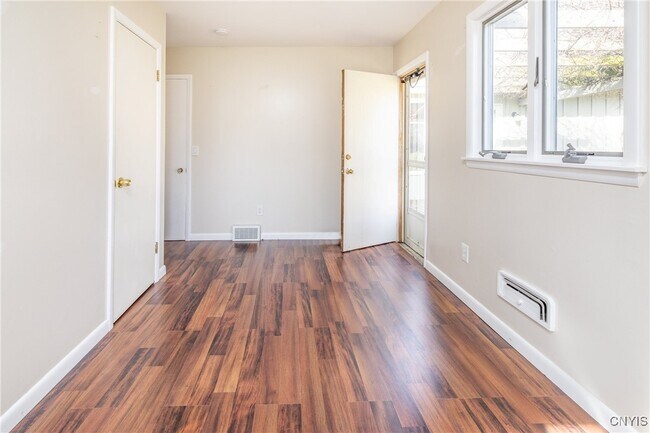 Foto del edificio - 35 Lakeview Cir