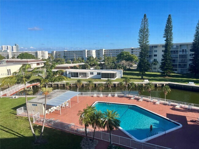 Foto del edificio - 2855 Leonard Dr