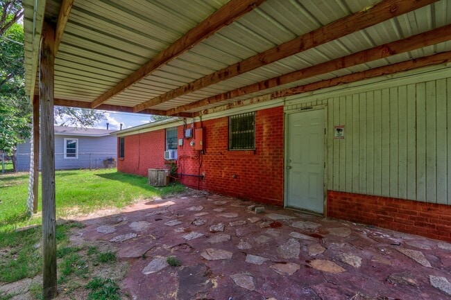 Building Photo - Newly Renovated  4 bedroom 1 bath