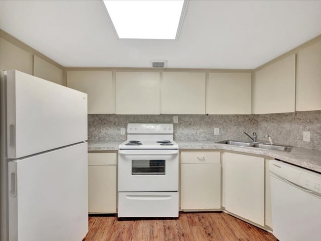 Building Photo - 208 E Starr Ave