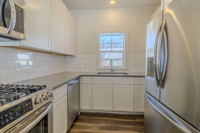 Building Photo - Premiere Place and Premiere Living!