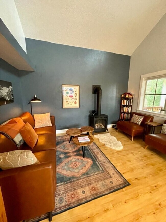 Building Photo - Beautiful Westside Terrace Cottage with W/...