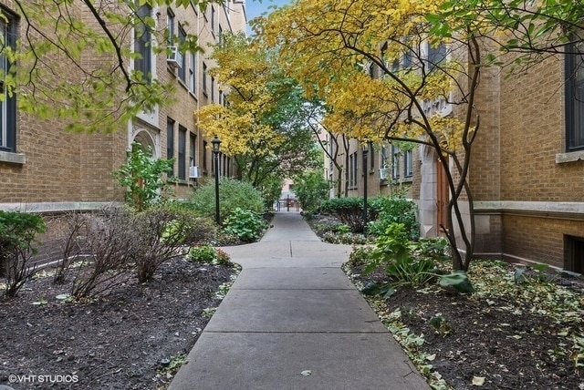 Building Photo - 626 W Waveland Ave