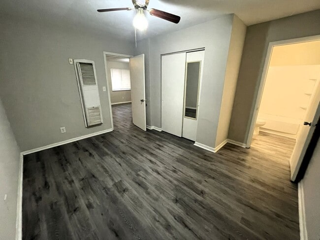 Building Photo - Charming 1Bed/1Bath Apartment with Washer/Dryer Hookups!