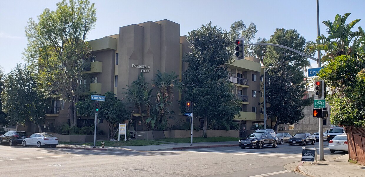 Foto principal - 1255 N Orange Dr