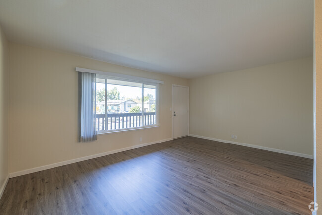 1BR, 1BA - 700 SF - Living Room - GLEN VIEW APARTMENTS