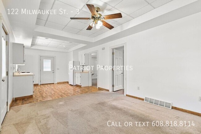 Foto del edificio - 2 bedroom/ 1 bath in Johnson Creek, WI